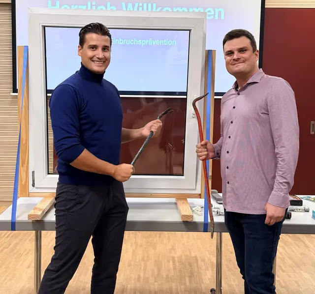 Zu einem weiteren Referat mit dem Thema „Wie schützt man sich vor Einbrechern“ laden Nico Cavaliere (links) und Michael Schalk in den Meitinger Bürgersaal ein.  | Foto: Peter Heider