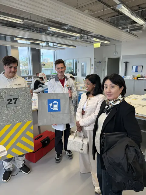 Besuch beim Berufsbildungs- und Technologiezentrum der HWK Schwaben - Ausbildung Maler-Lackierer S. Gupta und E. Ishekeeva.
