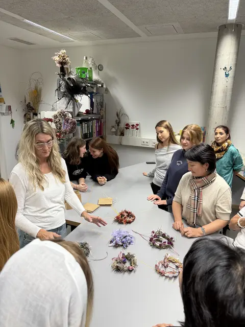Besuch BSZ Neusäß im Unterricht A. von Mackensen, E. Ishekeeva mit 10. Floristikklasse.