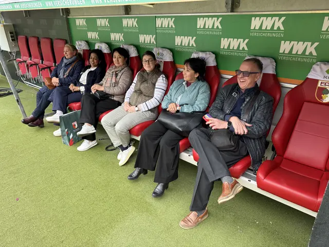 Besuch beim FCA - Führung durch die WWK-Arena Trainerbank.
