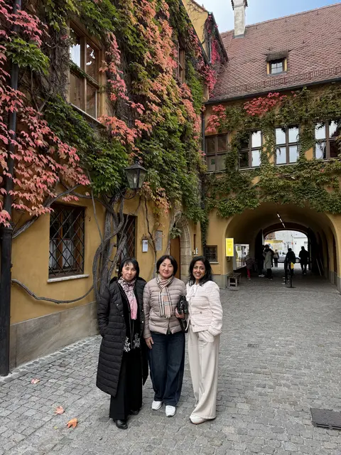 G. Usupova, E. Ishekeeva und S. Gupta in der Fuggerei.