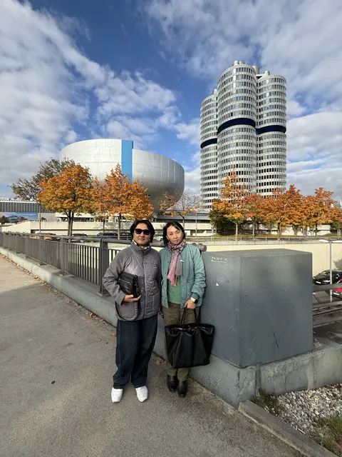 Besuch BMW-Welt (BMW-Zentrale)E. Ishekeeva und G. Usupova