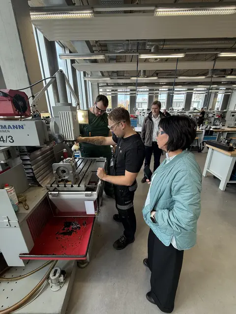 Besuch beim Berufsbildungs- und Technologiezentrum der HWK Schwaben - Ausbildung Metallbearbeitung G. Usupova.