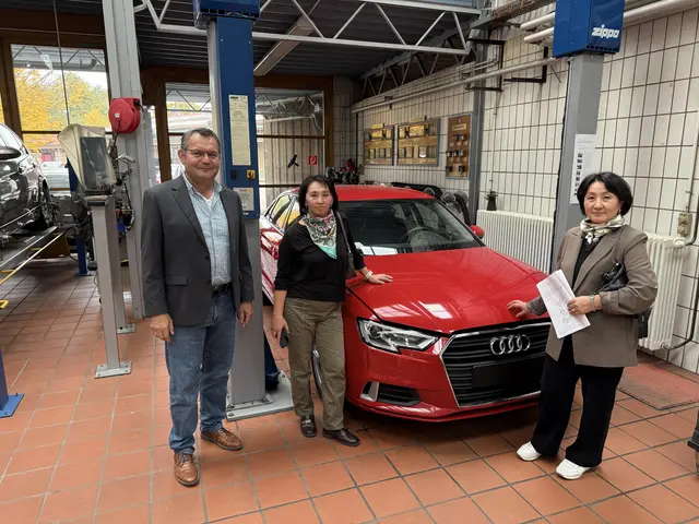 Besuch am BSZ Landsberg am Lech - W. Mann erklärt G. Usupova und E. Ishekeeva die schulisch KFZ-Werkstatt.