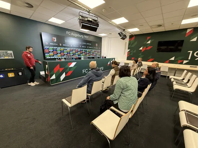 Besuch beim FCA - Führung durch die WWK-Arena Pressekonferenzraum.