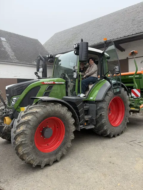 M. Brem mit Schulleiterin E. Ishekeeva auf dem Schultraktor.