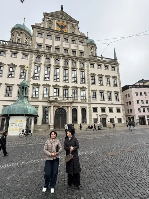 G. Usupova und E. Ishekeeva vor dem Augsburger Rathaus.