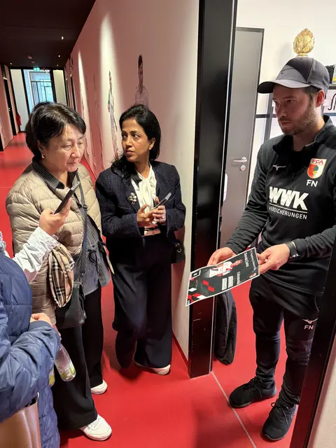 Besuch beim FCA -Paul Renz Akademie - F. Neumeyer stellt E. Ishekeeva und S. Gupta das pädagogische Konzept zur Nachwuchsförderung vor.