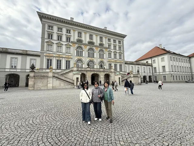 Besuch Schloss Nymphenburg S. Gupta, E. Ishekeeva und G. Usupova, 