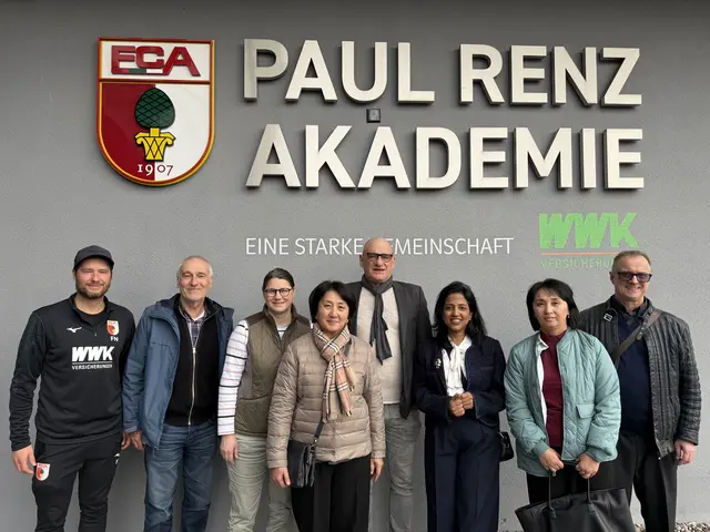 Besuch beim FCA -Paul Renz Akademie - F. Neumeyer, B. Zimmermann, M. Meixner, E. Ishekeeva, J. Münch, S. Gupta, G. Usupova, R. Heider.