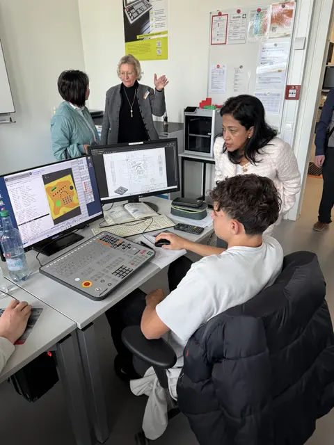Besuch beim Berufsbildungs- und Technologiezentrum der HWK Schwaben - Ausbildung Metallbearbeitung CAD S. Gupta.