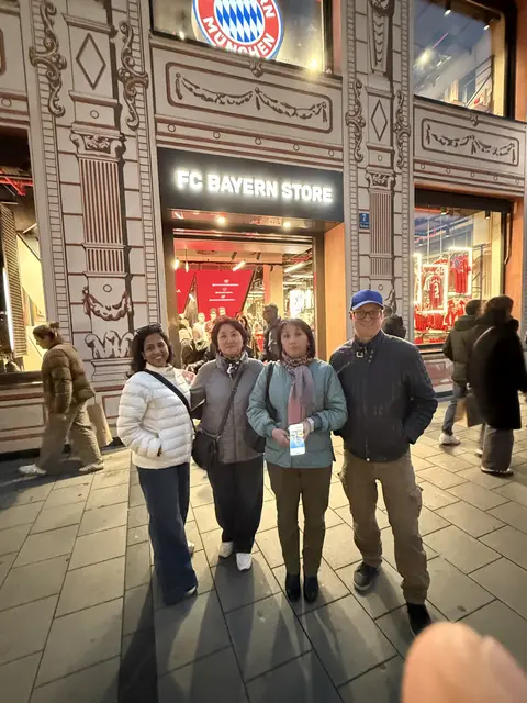 Besuch München FC-Bayern-Store S. Gupta, E. Ishekeeva, G. Usupova und R. Heider