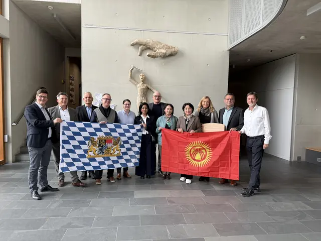Besuch am BSZ Landsberg am Lech D. Bauer, S. Meyer-Huppmann, R. Stolzenberg, R. Heider, M. Meixner, S. Gupta, J. Münch, G. Usupova, E. Ishekeeva, Schulleiterin und Hausherrin M. Rüller, W. Mann, R. Bartl.