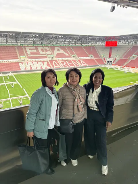 Besuch beim FCA - Führung durch die WWK-Arena G. Usupova, E. Ishekeeva, S. Gupta.