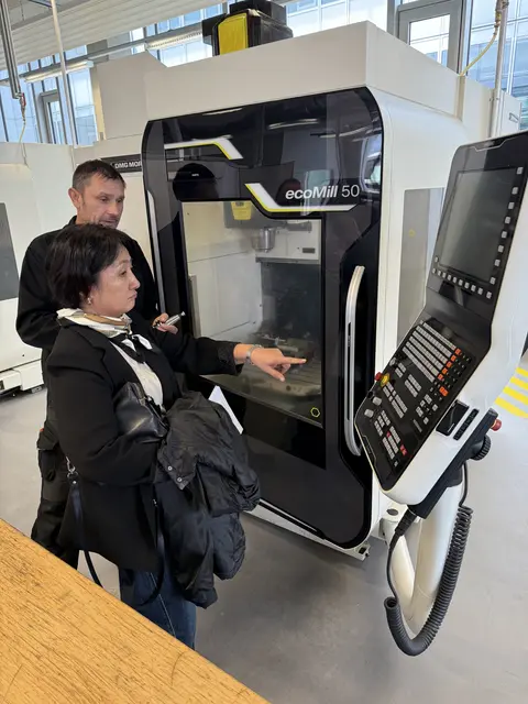 Besuch beim Berufsbildungs- und Technologiezentrum der HWK Schwaben - Ausbildung Metallbearbeitung CNC E. Ishekeeva.