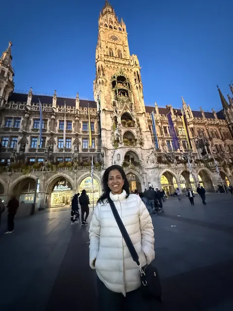 Besuch München Marienplatz vor dem Rathaus S. Gupta.