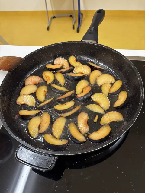 Hier werden die Pflaumen aus eigenem Garten glaciert.  | Foto: Klaus Hill