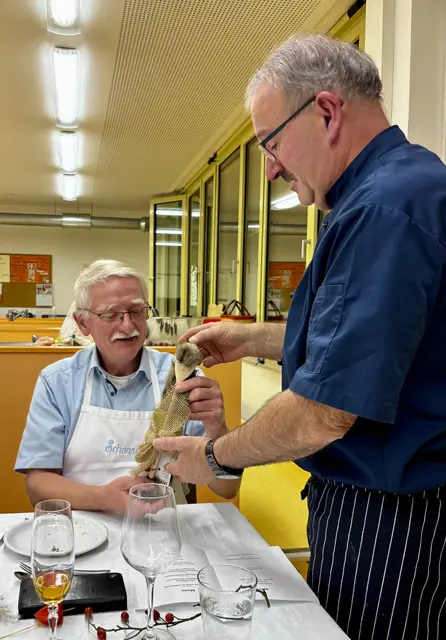 Artur Silva übergibt an Georg Lipp den Kochlöffel mit einem "Dicken Fell" für die neuen Aufgaben der VHS Kochgruppe WKC.  | Foto: Otto Killensberger