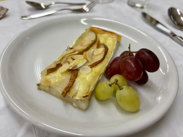 Camembert auf Birne mit Blätterteig - wenn ich das ansehe und daran denke wie das geschmeckt hat, läuft mir schon das Wasser im Munde zusammen.  | Foto: Otto Killensberger