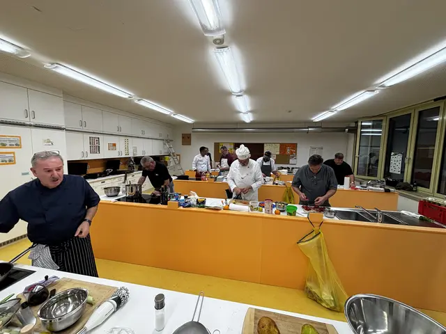 Hier wird mit Liebe gekocht. An jeder der vier Kochzeilen wurde geputzt, geschält, geschnitten, gerührt, gekentet, gekocht, fritiert, gebacken und immer wieder abgespült. | Foto: Klaus Hill