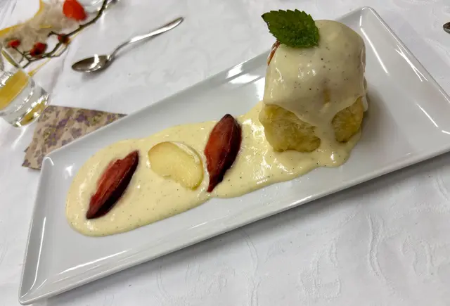„Buchteln mit Vanillesauce an glacierten Pflaumen“ so wurde es serviert. Das sah nicht nur prima aus es hat auch so geschmeckt. Ein ganz prima Dessert. Man sieht die Vanille in der köstlichen Sauce.  | Foto: Otto Killensberger