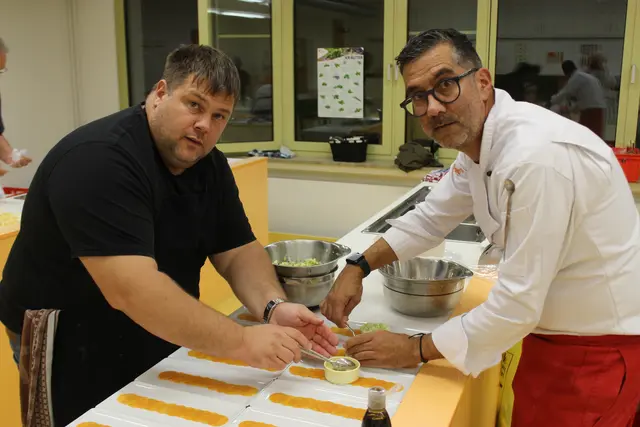 Johannes Schuster (links) und Claudio Erdner bei Anrichten des Zwischengerichts. | Foto: Otto Killensberger