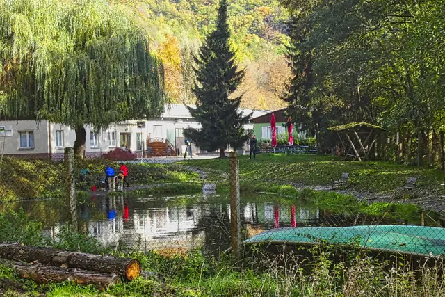 Angelteich an der Forellenzuchtanlage. Die dort von den Anglern gefangenen Forellen kosten derzeit 8,90 € pro kg Fisch. Dazu kommt noch eine Gebühr von 4 €  pro Person/Rute