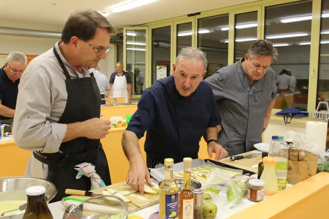 Ein einfaches aber aber ganz feines Amuse Geuele, das hier (von links) Dr. Roland Ziegler, Artur Silva, der das Rezept auch aussuchte und Ralf Hausbalk vorbereiteten.  | Foto: Klaus Hill