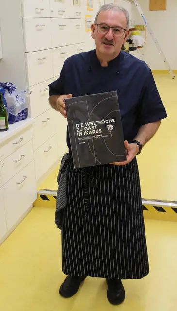 In diesem Kochbuch vom Olymp der Küche und Köche, sind die Gerichte, welche Spitzenköche aus aller Welt im Ikarus in Salzburg kreieren und zubereiten.  | Foto: Otto Killensberger