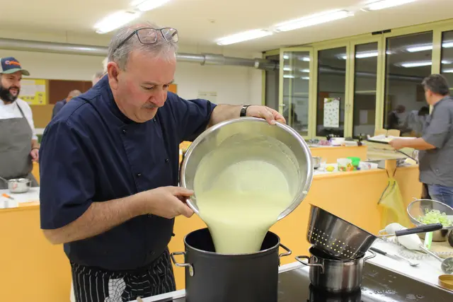 Eine traumhafteKartoffel-Cremsuppe hat Artur Silva gekocht. Wie man schon beim reinfließen in den Suppentopf sieht die ist perfekt. | Foto: Otto Killensberger