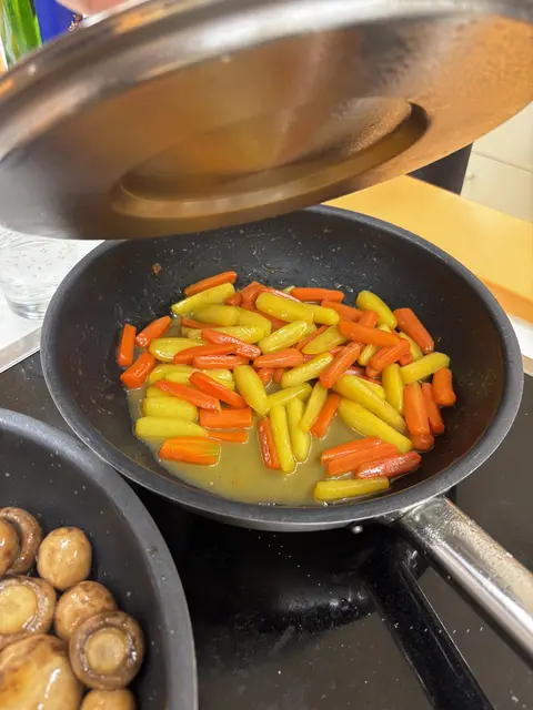 Die glacierten und tournierten Möhren. | Foto: Klaus Hill