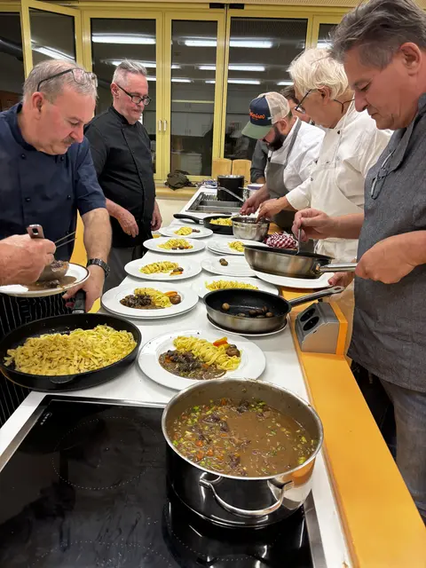Anrichten: Aber flott, das Essen muss ja heiß auf den Tisch. Nichts vergessen - Möhren, Tomate, Champignon, Tagliatelle mit Haselnuss und das Wildgeschnetzelte. | Foto: Klaus Hill