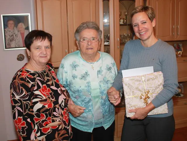 Zum Gratulantenkreis beim 90. Geburtstag von Hedwig Piontek (Bildmitte) gehörten auch Tochter Roswitha Kwoczalla (links) und Meitingens zweite Bürgermeisterin Claudia Riemensperger (rechts). | Foto: Peter Heider