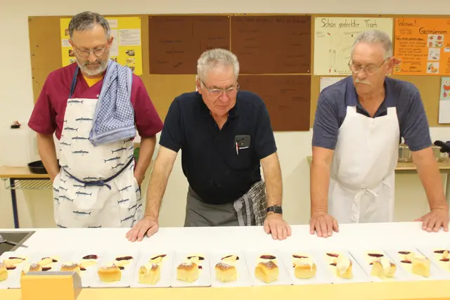 ... sieht gut aus. Alos bitte zugreifen der Nachtisch ist fertig. Von links: Alois Moosmüller, Karl Rupp und Willi Buhmeier. | Foto: Klaus Hill