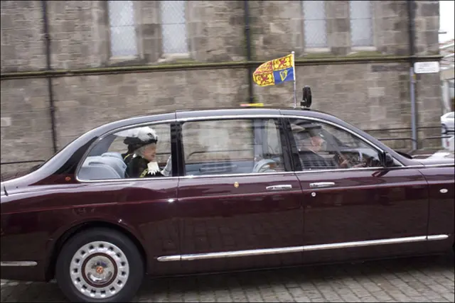 HM QE II,  Fahrt von Holyrood nach St. Giles, High Street, Edinburgh