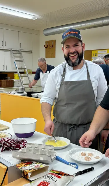 Einer von dem man was lernen kann: Johannes Steichele kochte schon in besten Häusern in Deutschland und war auf derm Kreuzfahrschiff AIDA in letender Funktion für die Küche. Wie man sieht macht es ihm Spaß die Riesengarnelen mit Pankomehl zu panieren. | Foto: Otto Killensberger