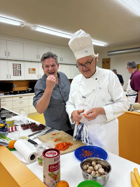 Ralf Hausbalk und Otto Killensberger richteten die Beilagen zum Wildgeschnetzeletn, die Champignons, die Möhren und die Piccolotomaten her. | Foto: Klaus Hill