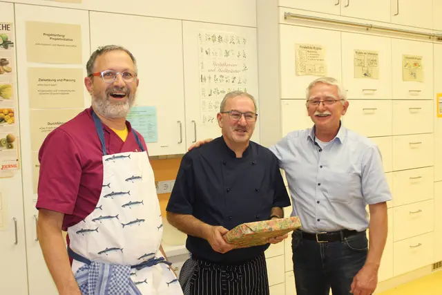 Alle freuten sich, dass es weitergeht und Artur weiterhin als "Hobby-Koch" dem WKC treu bleibt. | Foto: Otto KIllensberger