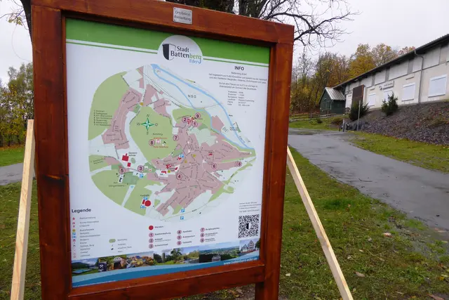 Sonntagsbilder 2025-43, Informationstafel am Wohnmobilstellplatz bei der Festhalle, 26.10.2025.
