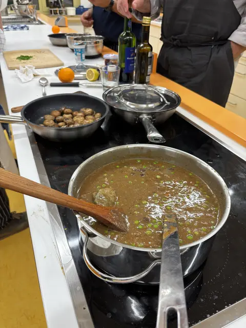 im Bild vorne das Wildgeschnetzelte und in der Pafnne die Champignins. | Foto: Otto Killensberger