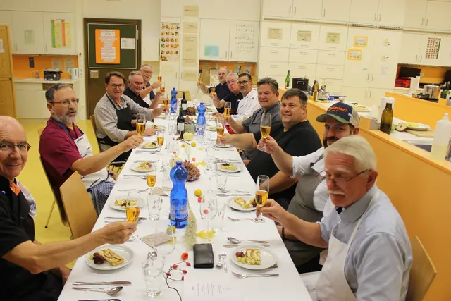 Geschafft - Jetzt begeinnt das Geniesen. Prost auf eine neue Kochsaison und einen schönen Kochabend. Der Cidre passte hervorragend zum "Gaumenkitzler" Blätterteig mit Birne und Camambert. | Foto: Otto Killensberger