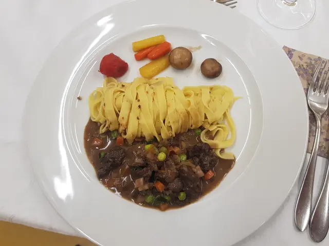Das Hauptgericht:  „Geschnetzeltes vom heimischen Wild“ mit Tagliatelle, gegrillter Piccolo-Tomate, Champignons und bunten glacierten Möhren.  | Foto: Otto Killensberger