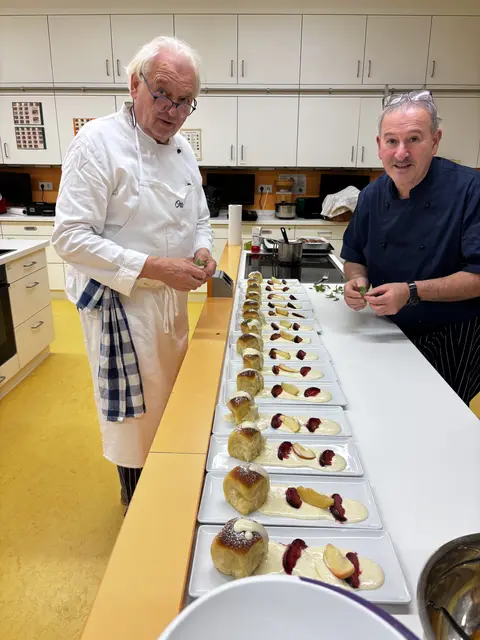 Otto Killensberger und Artur Silva legten nur noch ein Minzeblatt, als grüne Deko auf die Buchtel. | Foto: Klaus Hill