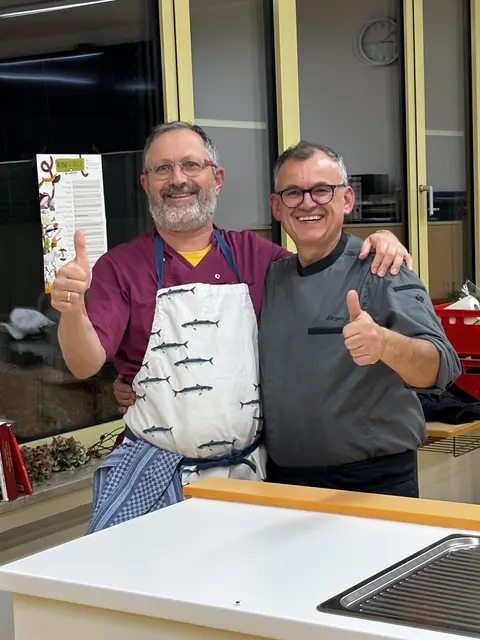 Kochen macht Spaß und Freude. Wie man hier bei Alois Moosmüller und Küchenmeister Jürgen Rohml sieht. | Foto: Klaus Hill