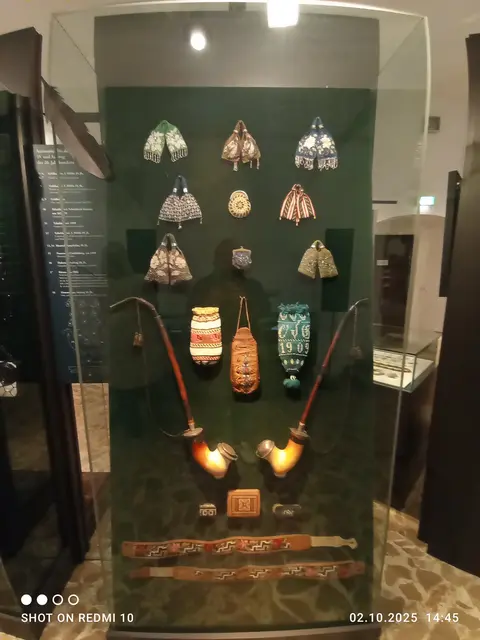 Perlenstickerei,  Herrenmode, Geldbörsen um 1850, bestickter Tabaksbeutel,
Hosenträger mit Metall- und Glasperlen, Feuerzeug-Kleidung
