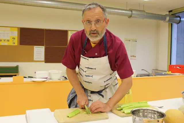 Dr. Alois Moosmüller schneidet hier die Gurken für das Zwischengericht.  | Foto: Klaus Hill