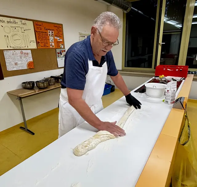 Willi Buhmeier macht den Buchtelteig wie seine Mutter - und genauso klasse. | Foto: Otto Killensberger