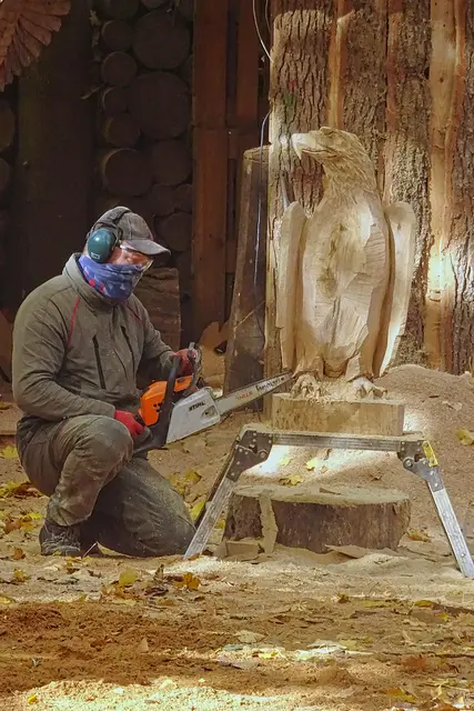 Holzgestalter am Stemmberghaus bei der Arbeit