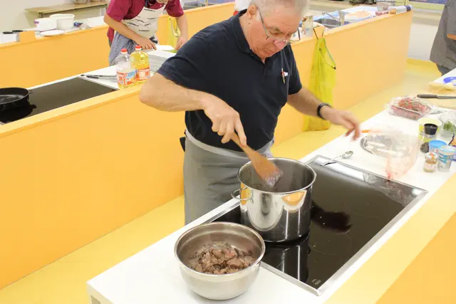 Karl Rupp der Macher des Hauptgerichts bereitet hier das Wildgeschnetzelte zu. Das übrigens eine delikate Besonderheit des Kochabends war.  | Foto: Otto Killensberger
