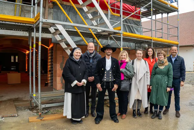 Der Bezirk hat diesen Donnerstag Richtfest für den Kunst_Raum Weiherhof gefeiert. V. l. n. r.: Äbtissin Gertrud Pesch O.Cist (Kloster Oberschönenfeld), Bezirkstagspräsident Martin Sailer, Zimmermann Stefan Schmid, Silvia Kugelmann (Bezirk Schwaben), Dr. Saskia Grandel (Bezirk Schwaben), Dr. Nadine Seligmann (Bezirk Schwaben), Nicola Pauli (Bezirk Schwaben), 1. Bürgermeister Jürgen Mögele (Gemeinde Gessertshausen). | Foto: Juleen Schurr